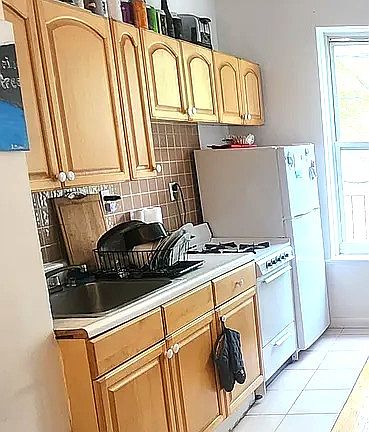 4th image of 222 E 95th St #5G