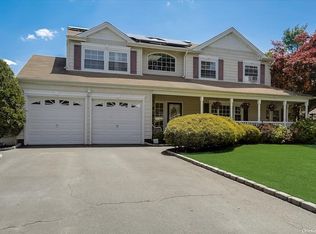 35 Arlene St, Farmingville, NY 11738