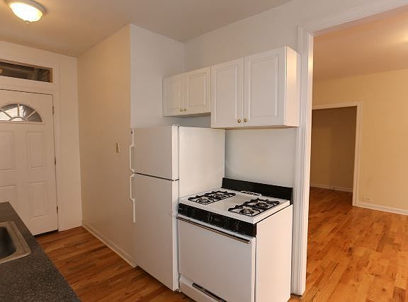 4th image of 630 W Cornelia Ave APT 1S