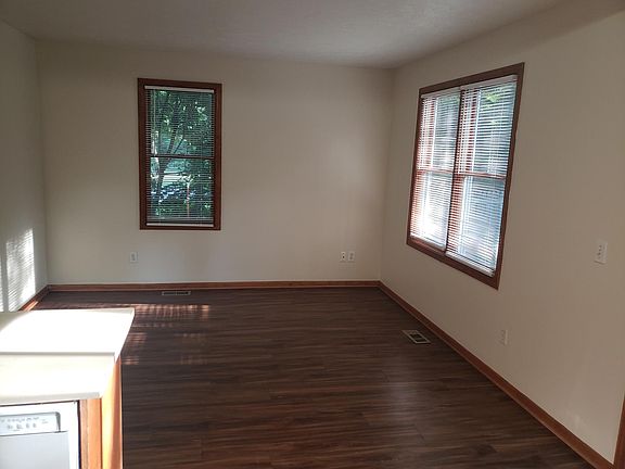 3rd image of 166 Lamoreaux Dr NW