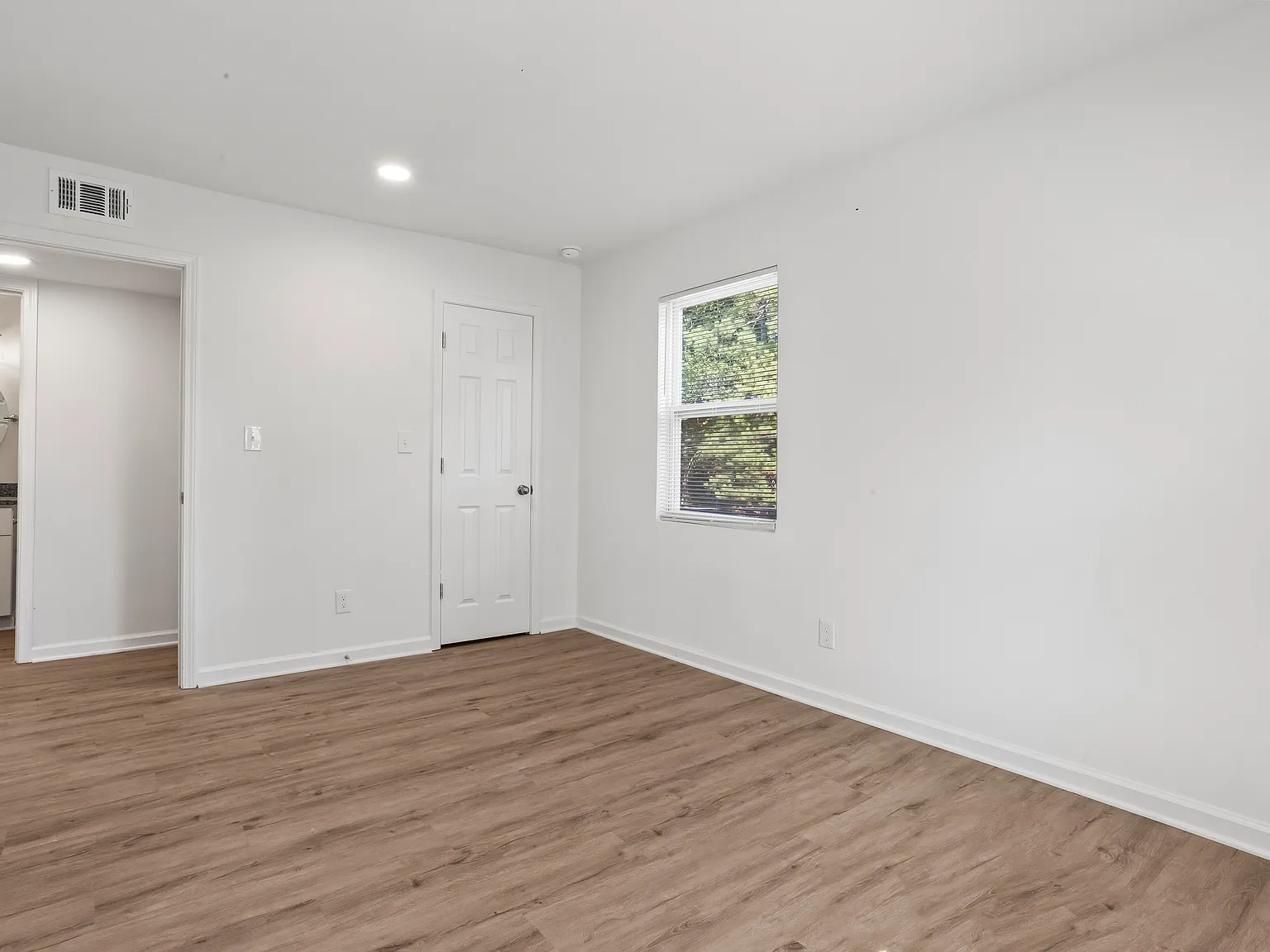 2 bed, 900 sqft, $1,100 — Photo 2