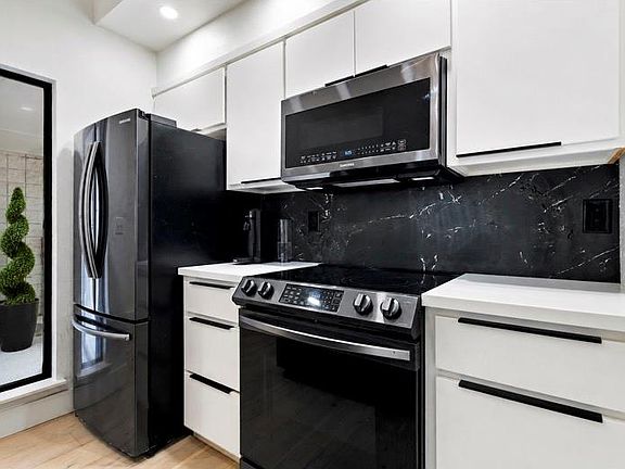 4th image of 931 NW 7th St APT 206