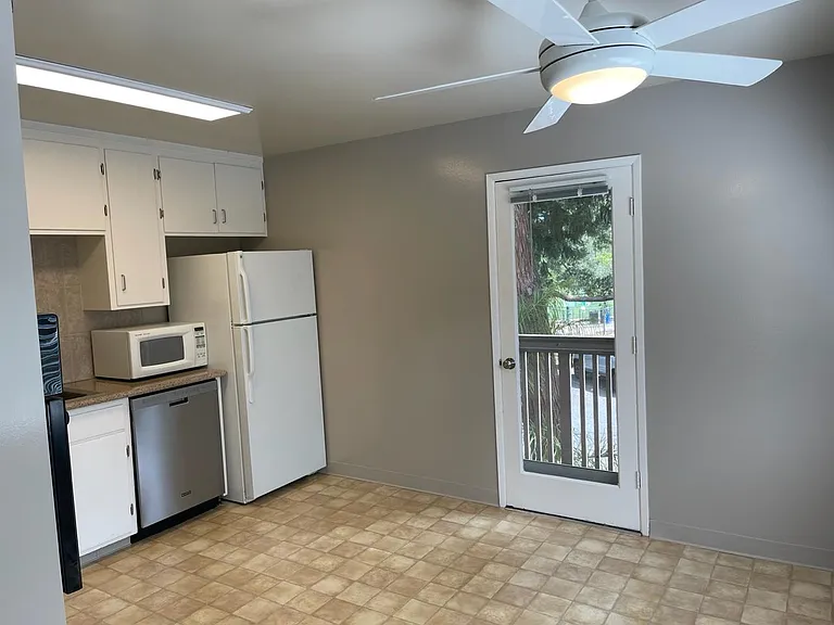 560 University Dr #7 — Photo 7