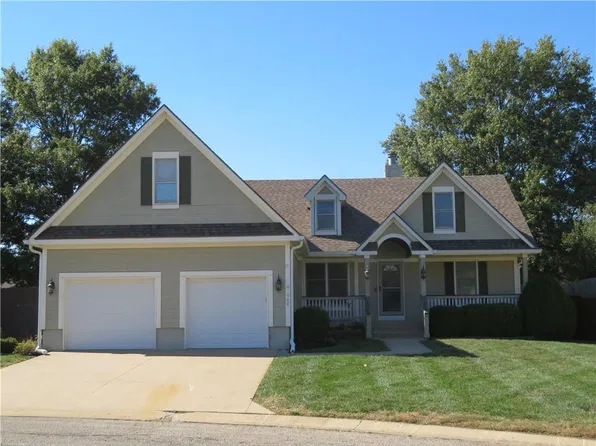 908 Rosewood Ct, Paola, KS 66071