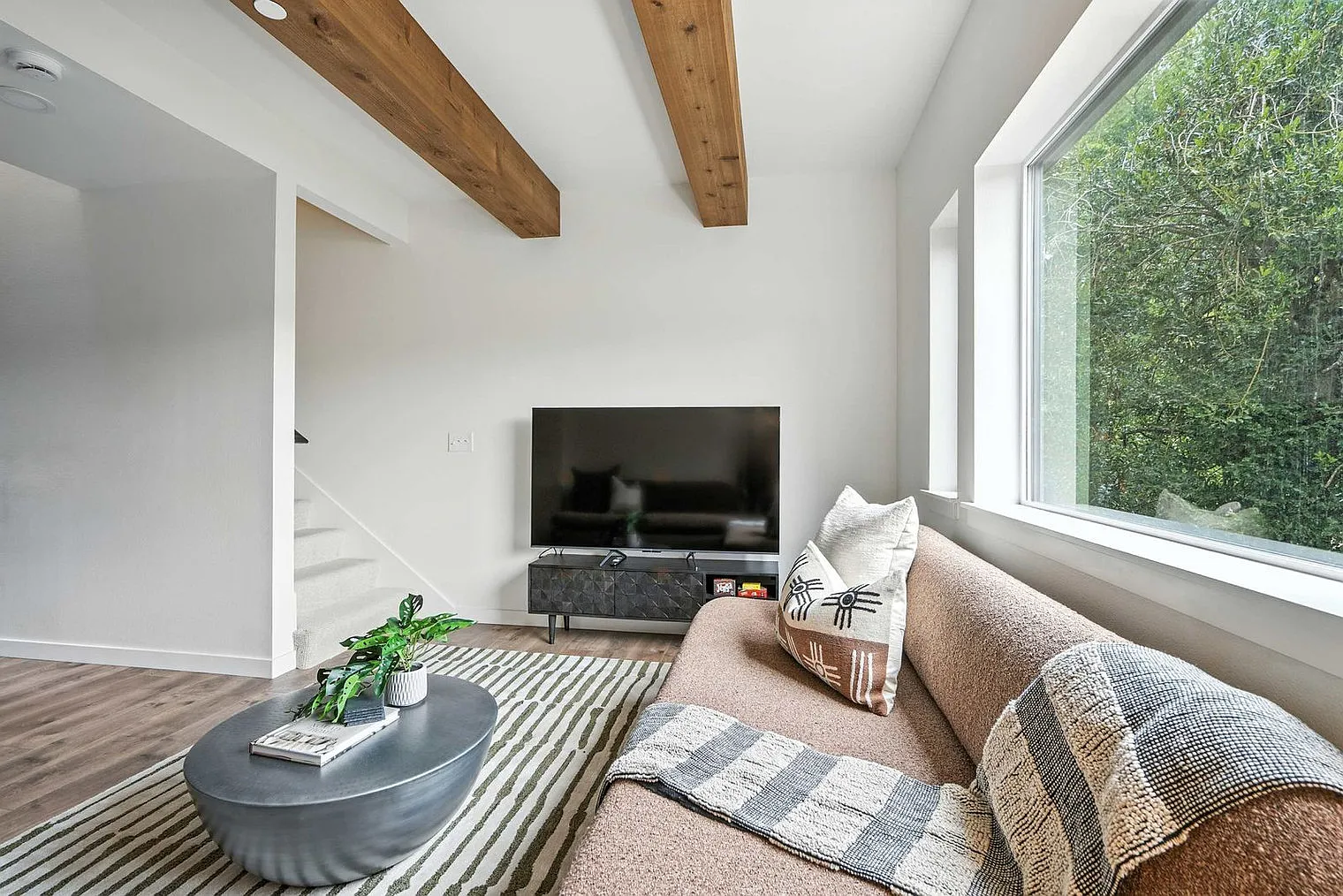 6 bed, 3.0 bath, 1991 sqft, $13,766 — Photo 4