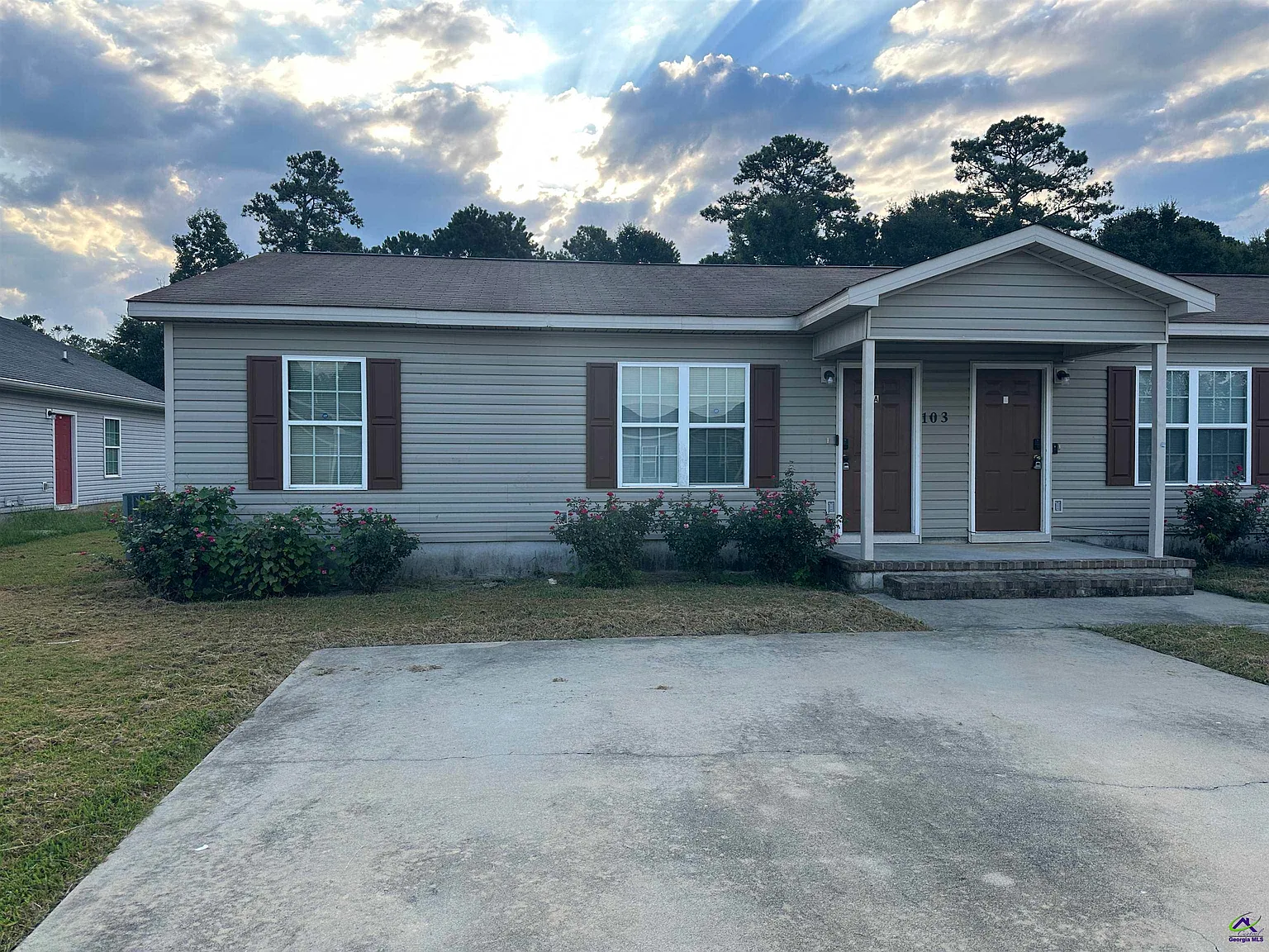 3 bed, 2.0 bath, 960 sqft, $1,100 — Photo 1