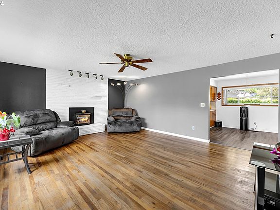4th image of 306 S Fredericksburg Way