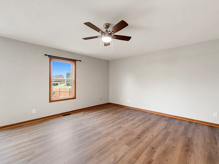 1477 Stonefield Dr — Photo 9