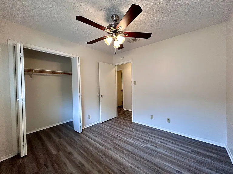 2103 Courtney St — Photo 9