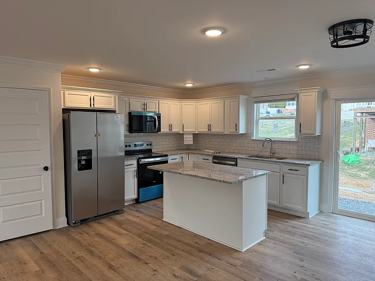 631 Brookes Lndg NW — Photo 2