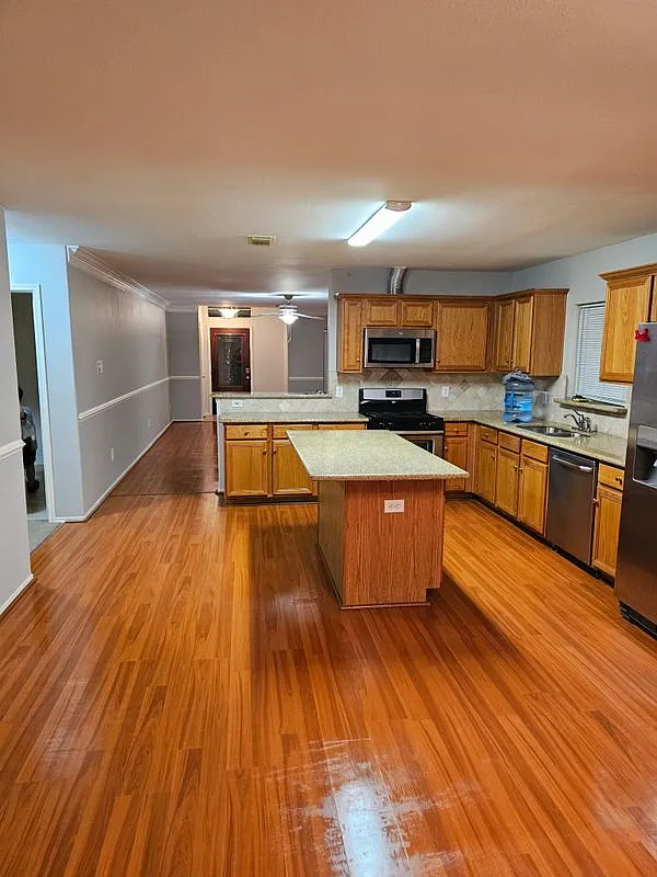 3 bed, 2.0 bath, 1653 sqft, $1,900 — Photo 4