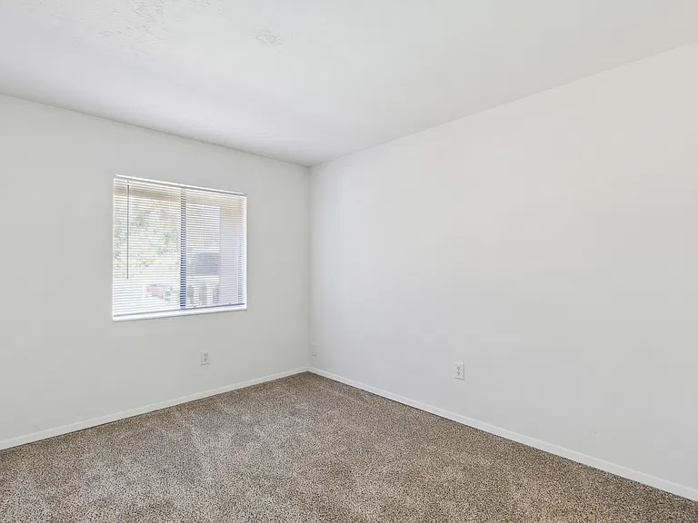 Fairway Club Apartments — Photo 30