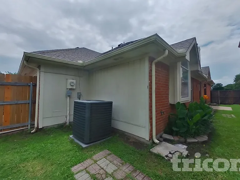908 Winchester Ln — Photo 16