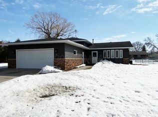 85 Meadowlark Ln N, Fargo, ND 58102