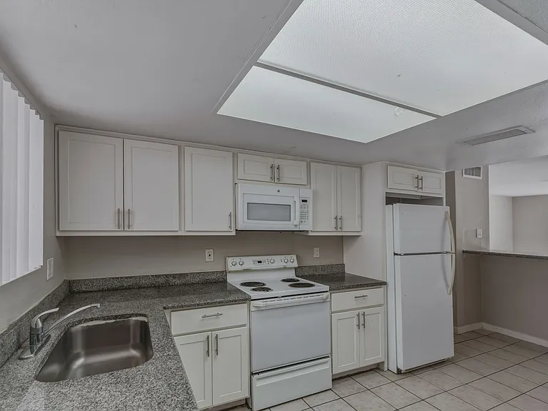 3308 W Loma Ln — Photo 9