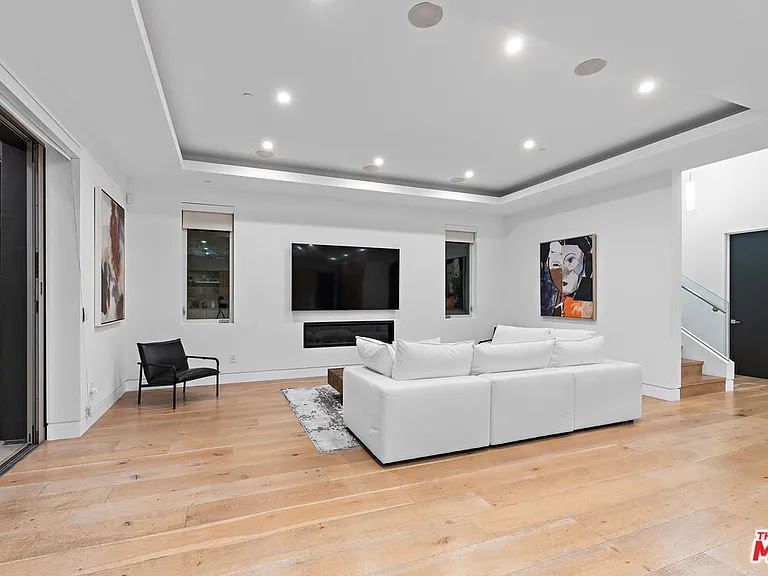 637 N Gardner St — Photo 10