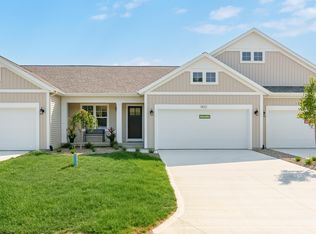 1422 N Village Cir, Kalamazoo, MI 49009