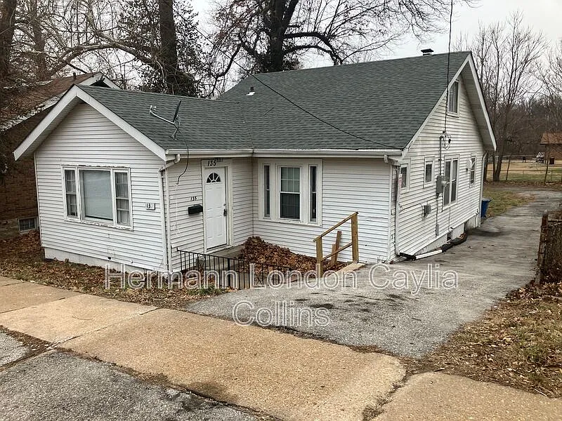 135 Hereford Ave photo 1