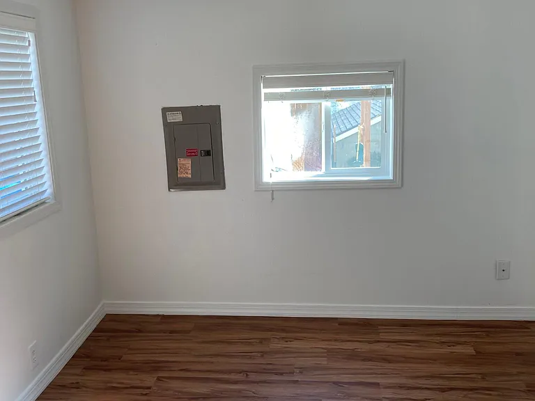 913 Charlotte Ave W — Photo 6