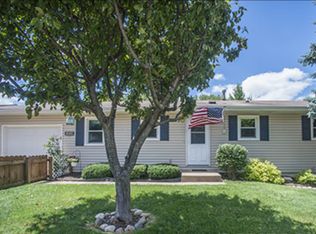 3620 Sunny Hill Dr, Bettendorf, IA 52722