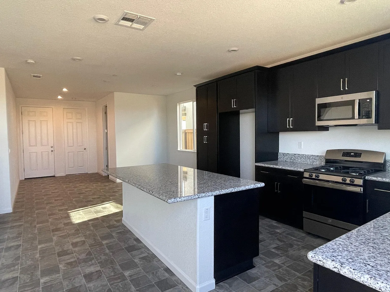 4 bed, 2381 sqft, $3,300 — Photo 4