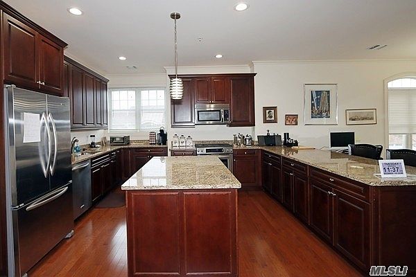 1st image of 320 Roosevelt Way