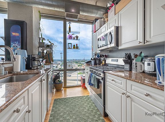 4th image of 700 W Van Buren St APT 1404