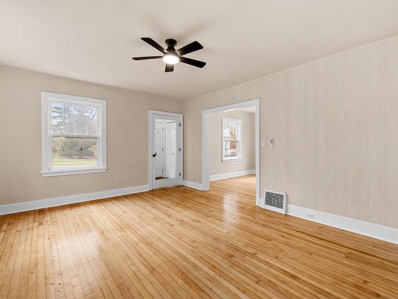 3rd image of 526 Pinetree ROAD
