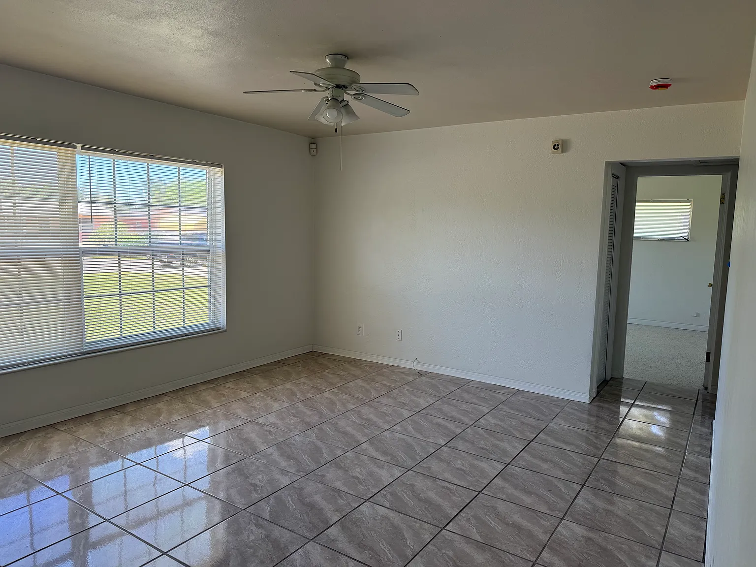 3 bed, 1234 sqft, $2,050 — Photo 4