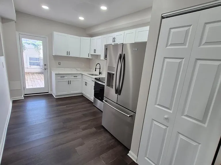 2015 E Fairmount Ave — Photo 6