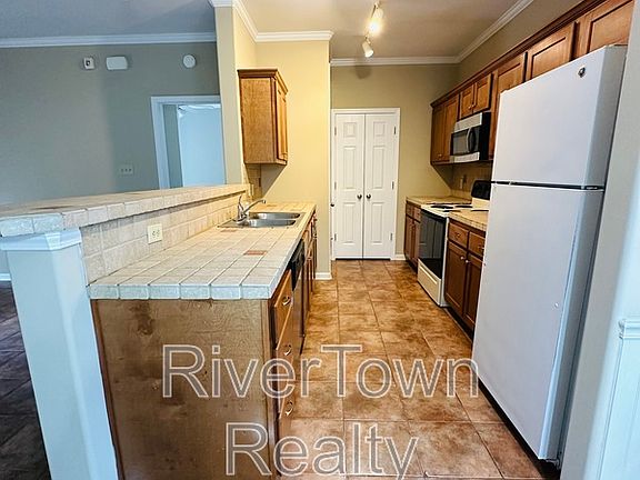 2nd image of 641 Gookin Pl #102