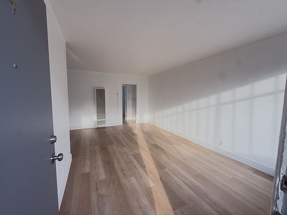 2nd image of 919 S Lake St APT 4