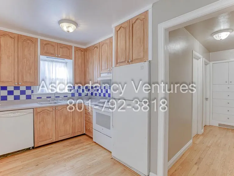 538 S Navajo St — Photo 9