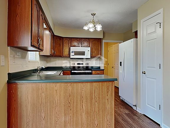 3rd image of 8778 Woodridge Dr