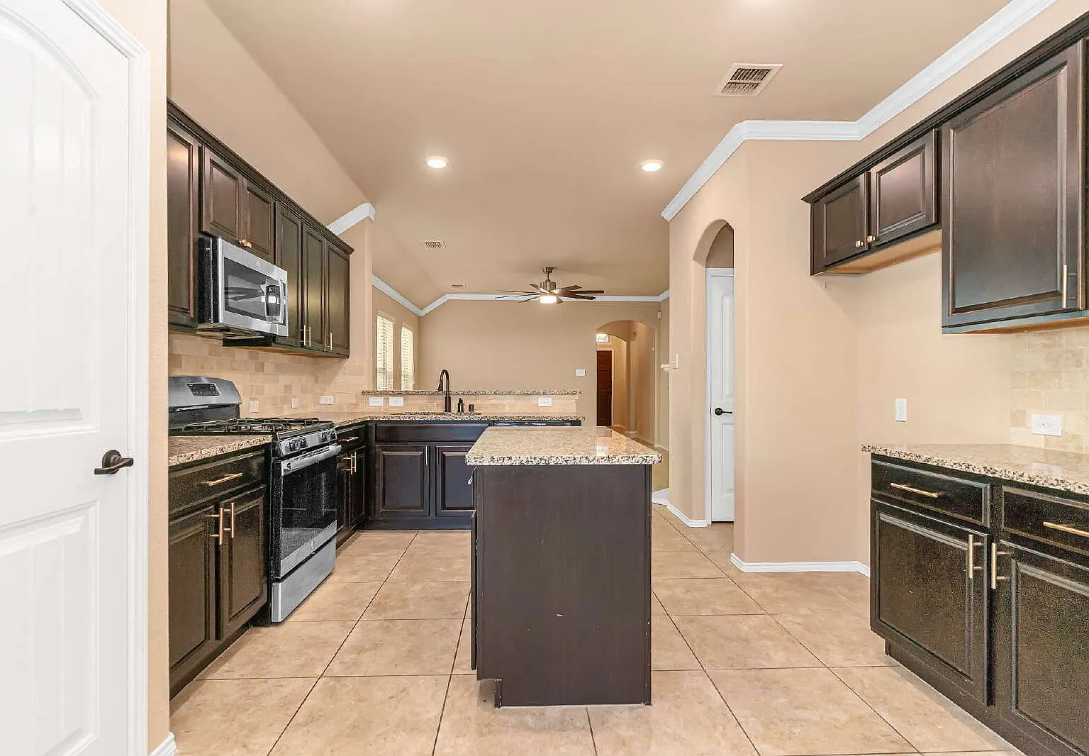 4 bed, 2.0 bath, 1549 sqft, $2,680 — Photo 3
