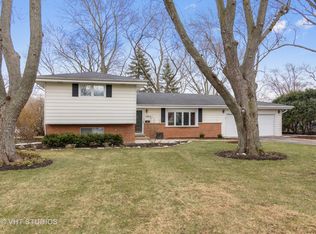 1045 Prairie Lawn Rd, Glenview, IL 60025