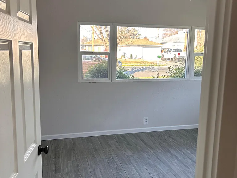 526 Auburn St — Photo 7