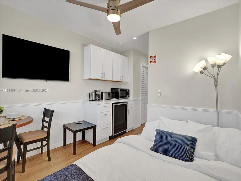 900 N Surf Rd #2 — Photo 38