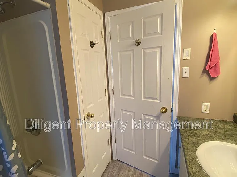 588 Howden St #6 — Photo 27
