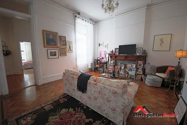 Rented by Metropolitan Realty | media 2