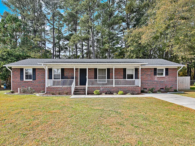126 Golf Dr — Photo 1