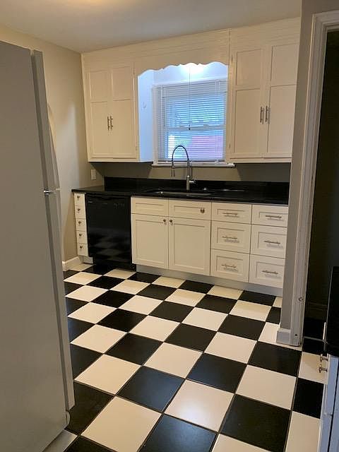 2nd image of 621 W 44th St