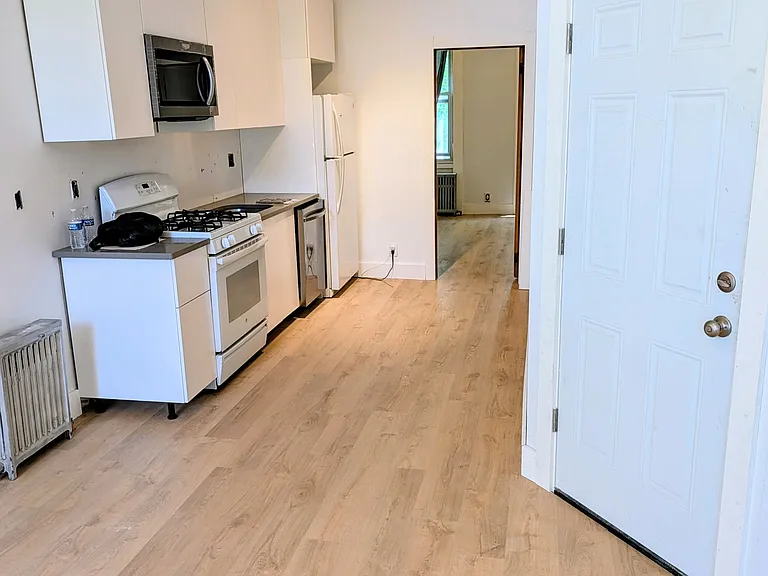 1861 Gates Ave #2R — Photo 1