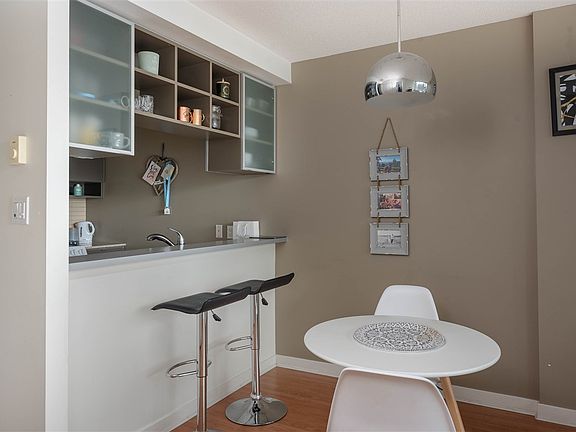 5th image of 928 Beatty St #1803