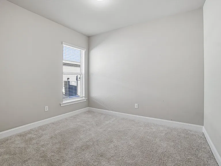 38428 Parliament Dr — Photo 11