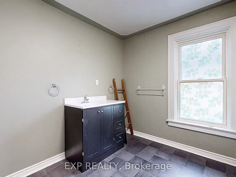 15 Colborne St E — Photo 15