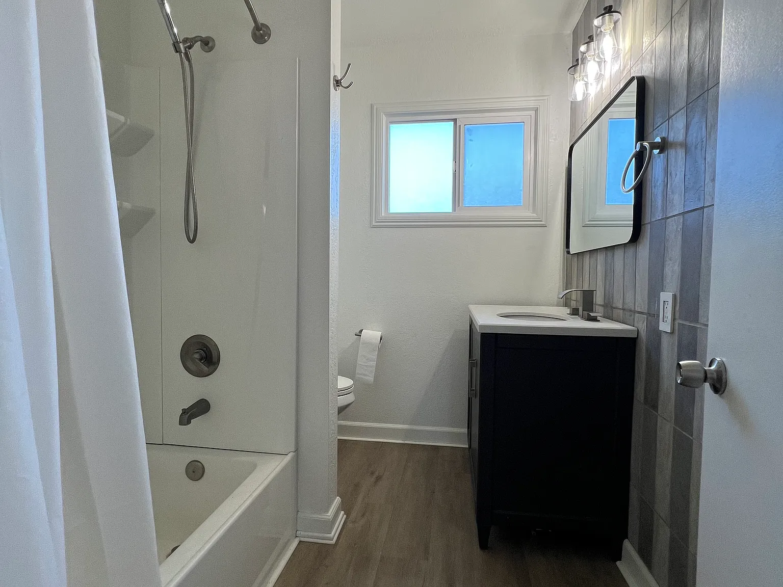 2 bed, 721 sqft, $3,600 — Photo 2