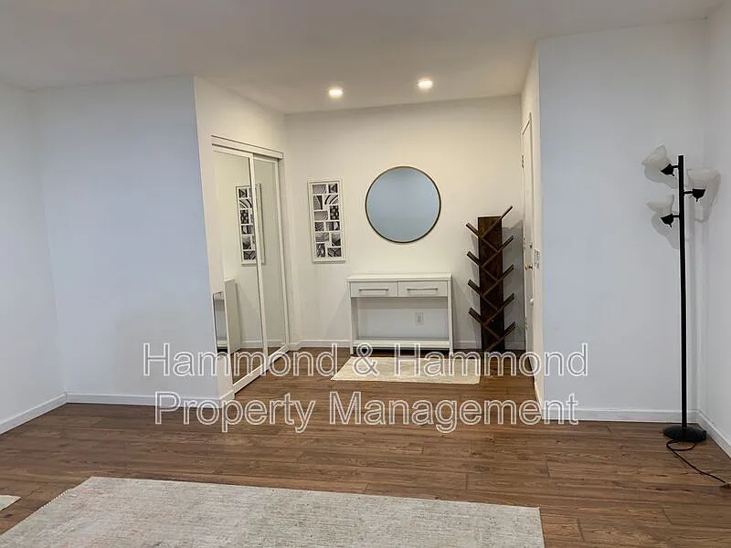 3 bed, 2.5 bath, 1318 sqft, $3,995 — Photo 2