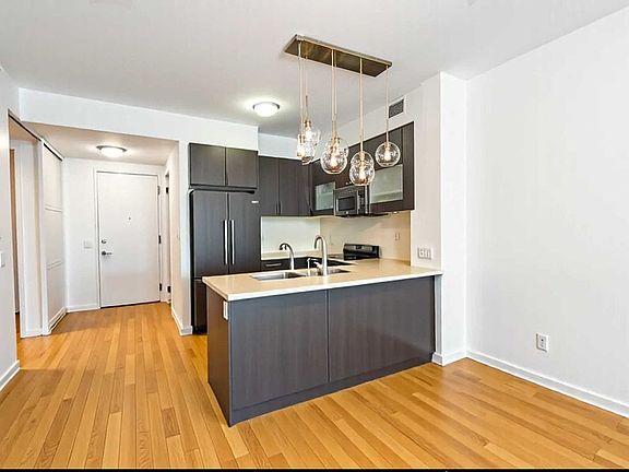3rd image of 454 W 54th St #M3