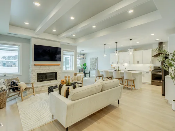 2930 Peach Tree Dr, Bismarck, ND 58504